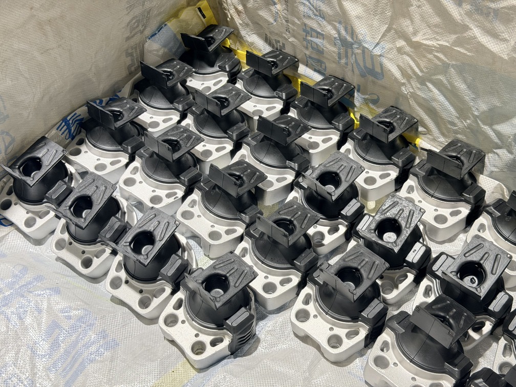 car engine mounting Montaje del motor del automóvil